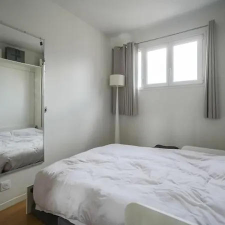 Exquisite Close To The Eiffel Tower Paris