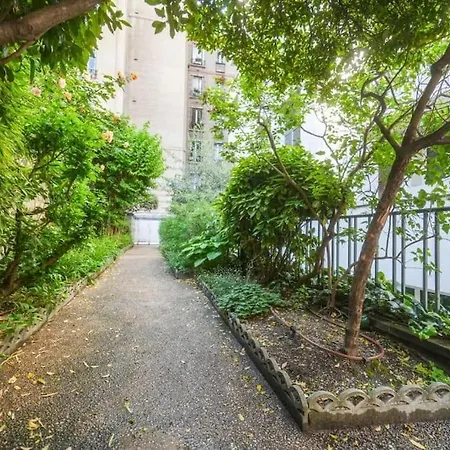 Exquisite Close To The Eiffel Tower